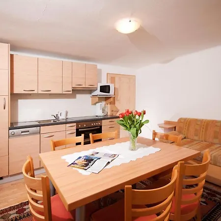 胡贝图斯公寓 *