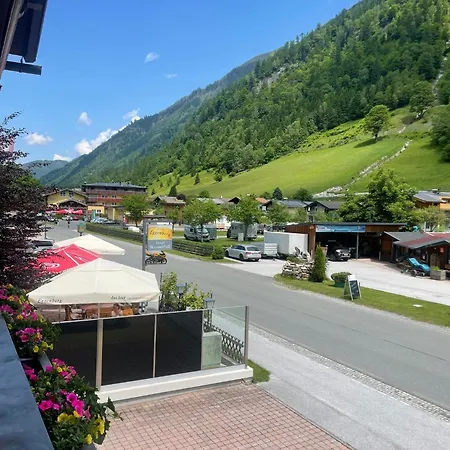 胡贝图斯公寓 *